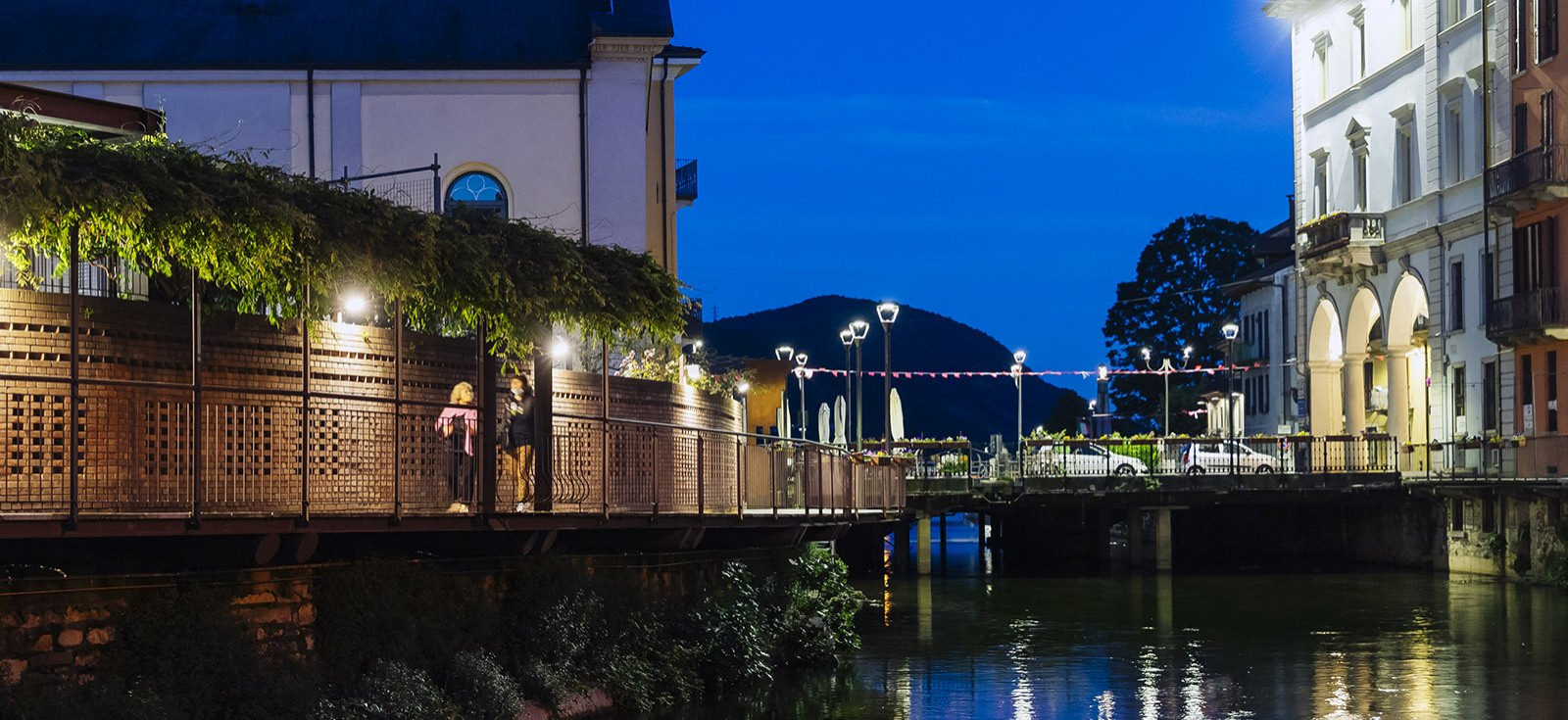 Entrée de la mairie et promenade sur les bords du lac